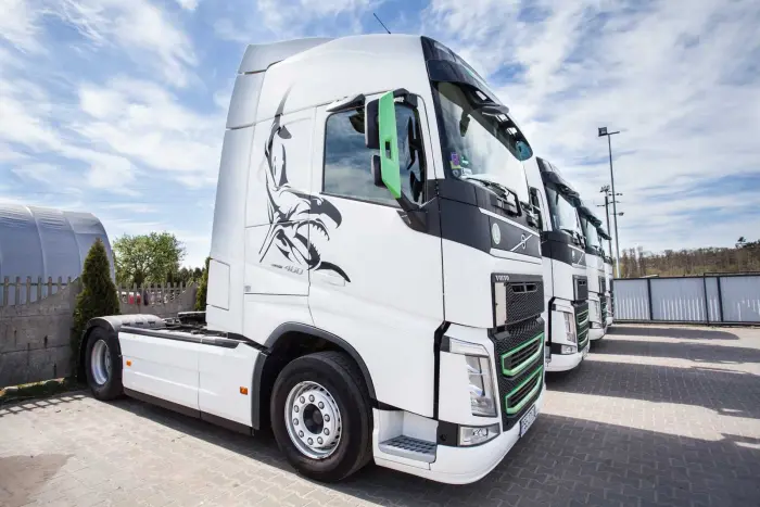 Białe ciągniki Volvo MAR-TRANS na placu firmy