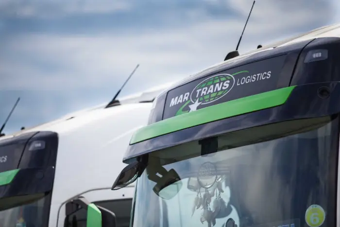 Logo MAR-TRANS na kabinie ciężarówki